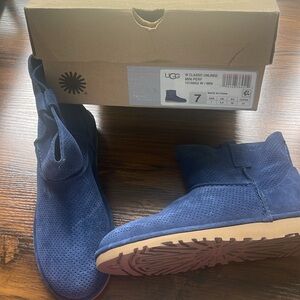 NWOT CLASSIC UNLINED MINI PERF UGG BOOTS WOMENS SIZE 7 BLUE IN BOX